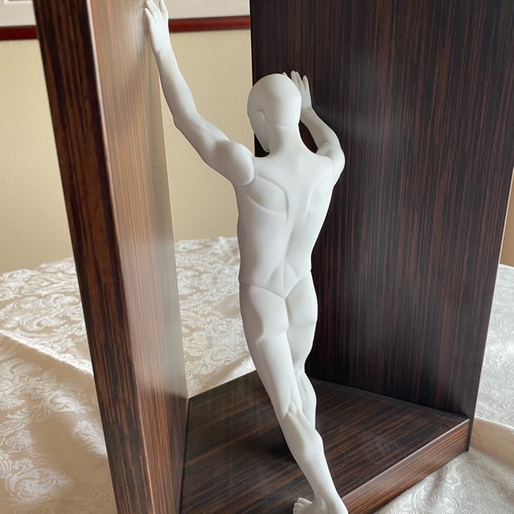 RETIRED 2008 ‘WIDER LLADRO’ PORCELAIN FIGURINE-Item#01011898 - Picture 2 of 15